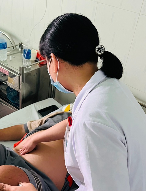 Một trường hợp ngộ độc nghi do ăn bánh mì Phượng đang được điều trị tại bệnh viện - Ảnh: Th.T.