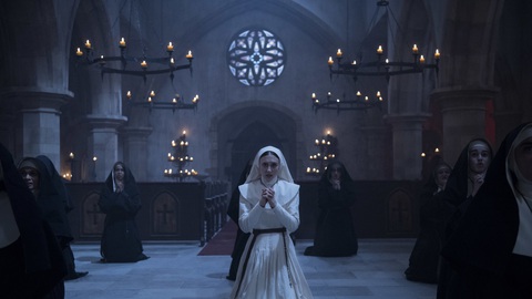 Top 6 chi tiết khiến The Nun gây ám ảnh nhất vũ trụ phim kinh dị - Ảnh 2. Nữ chính Irene (áo trắng) được các nữ tu thực chất là hồn ma từng bị Valak hãm hại quay lại bảo vệ