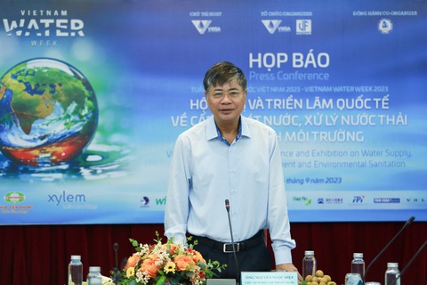 Nước sạch tại một số khu đô thị mới có thể uống tại vòi như Singapore? - Ảnh 1. Ông Nguyễn Ngọc Điệp, chủ tịch Hội Cấp thoát nước Việt Nam, chủ trì họp báo - Ảnh: B.NGỌC