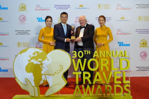 Ascott Vietnam nhận giải thưởng kép tại World Travel Awadrs 2023 - Ảnh 2. Ông James Lim - tổng quản lý khu vực, khối căn hộ dịch vụ The Ascott Limited (thứ hai từ trái sang) nhận giải từ ông Graham Cooke - chủ tịch World Travel Awards