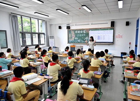 Trung Quốc xử phạt nghiêm khắc hoạt động dạy thêm bất hợp pháp - Ảnh 1. Học sinh trong giờ học tại một trường tiểu học ở Bắc Kinh, Trung Quốc, ngày 1/9. Ảnh: english.news.cn