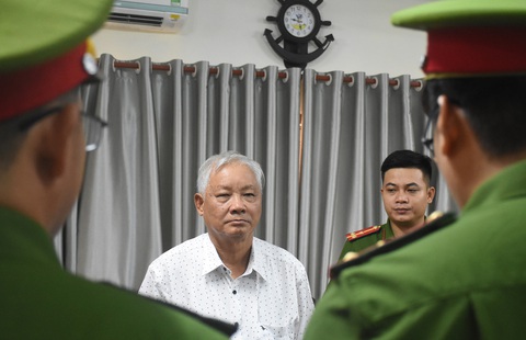 Cựu chủ tịch Phú Yên Phạm Đình Cự nghe tống đạt các quyết định khởi tố vụ án, bị can, lệnh cấm đi khỏi nơi cư trú vì vi phạm trong cho chuyển nhượng "đất vàng" ô phố A2 đường Hùng Vương (TP Tuy Hòa) - Ảnh: DUY THANH Cựu chủ tịch tỉnh Phú Yên Phạm Đình Cự nghe tống đạt các quyết định khởi tố vụ án, bị can, lệnh cấm đi khỏi nơi cư trú vì vi phạm cho chuyển nhượng "đất vàng" ô phố A2, đường Hùng Vương (TP Tuy Hòa) - Ảnh: DUY THANH