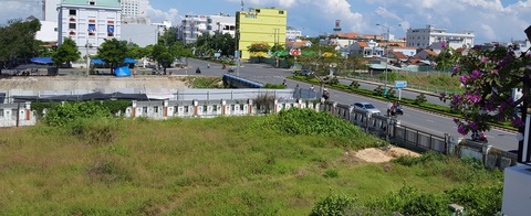 Lô đất ô phố A2 đường Hùng Vương trước khi được chuyển nhượng cho một ngân hàng thương mại - Ảnh: DUY THANH Lô đất ô phố A2, đường Hùng Vương trước khi được chuyển nhượng cho một ngân hàng thương mại - Ảnh: DUY THANH
