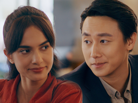 Bộ ba Isaac - Rocker Nguyễn - Lợi Trần ‘đọ sắc’ trong trailer 'Giao lộ 8675' - Ảnh 3. Emma Lê làm cho một doanh nhân quyết đoán, lạnh lùng như Rocker Nguyễn phải tan chảy.