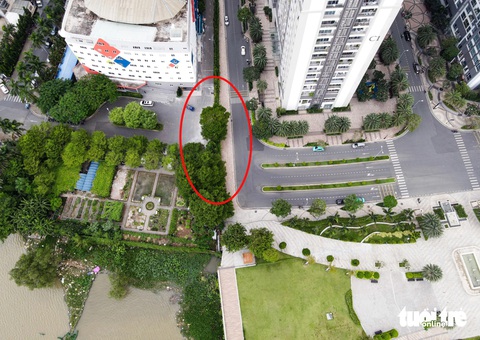 Đường ven sông qua Saigon Pearl: Kiến nghị xử lý bức tường, nới đường 35m - Ảnh 1. Bức tường do Saigon Pearl quản lý đang ngăn đường ven sông Sài Gòn. Phía bên trái ảnh mép bờ sông cũng là bến buýt thủy số 1 nhưng nhiều năm nay chưa triển khai được - Ảnh: LÊ PHAN