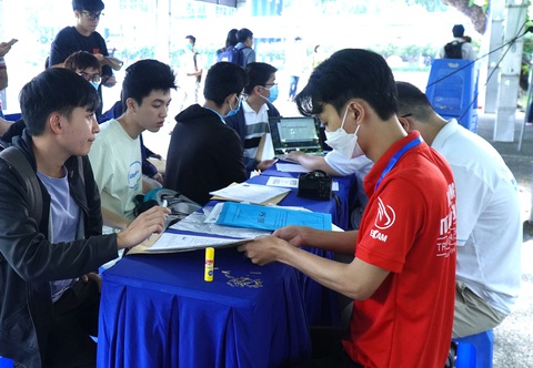 Trường đại học bảo lãnh vay, trả lãi ngân hàng giúp sinh viên đóng học phí - Ảnh 1. Tân sinh viên Trường đại học Bách khoa (Đại học Quốc gia TP.HCM) làm thủ tục nhập học - Ảnh: NHƯ QUỲNH