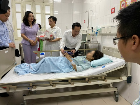 Đoàn Sở GD-ĐT Hà Nội thăm một cô giáo bị thương trong vụ cháy chung cư mini - Ảnh: V.HƯƠNG Đoàn Sở GD-ĐT Hà Nội thăm một cô giáo bị thương trong vụ cháy chung cư mini - Ảnh: V.HƯƠNG