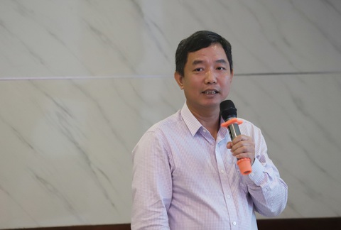 Đồng bằng sông Cửu Long năm 2023-2024: Dự báo lũ nhỏ, mùa mưa kết thúc sớm - Ảnh 1. PGS. Trần Bá Hoằng trình bày báo cáo tại hội nghị - Ảnh: CHÍ QUỐC