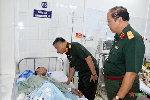 Bộ Quốc phòng thăm hỏi gia đình quân nhân gặp nạn trong vụ cháy Khương Hạ - Ảnh 1. Trung tướng Lê Quang Minh động viên, thăm hỏi anh Nguyễn Hoàng là chồng của trung tá quân nhân chuyên nghiệp Nguyễn Thị Hường, Nhà máy Z176, Tổng cục Công nghiệp Quốc phòng (tử vong cùng con gái trong vụ cháy) - Ảnh: QĐND