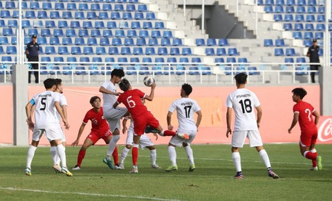 HLV tuyển U23 Hong Kong: 'Tôi cảm thấy xấu hổ vì màn trình diễn không thể chấp nhận được' - Ảnh 1. Tuyển U23 Hong Kong (áo đỏ) trong trận thua Uzbekistan 0-10 tại vòng loại U23 châu Á 2024 - Ảnh: HKFA