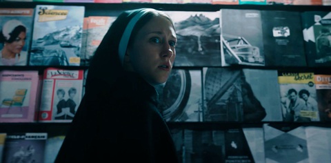 Top 6 chi tiết khiến The Nun gây ám ảnh nhất vũ trụ phim kinh dị - Ảnh 3. Mọt phim sởn da gà khi Valak dần lộ nguyên hình sau những trang báo