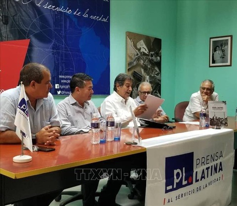 Buổi lễ ra mắt cuốn sách diễn ra tại trụ sở của Hãng Thông tấn Prensa Latina ở thủ đô La Habana với sự hiện diện của Đại sứ Việt Nam tại Cuba Lê Thanh Tùng cùng nhiều học giả, trí thức và bạn bè Cuba yêu mến Việt Nam. Ảnh: Mai Phương - Pv TTXVN tại Cuba Buổi lễ ra mắt cuốn sách diễn ra tại trụ sở của Hãng Thông tấn Prensa Latina ở thủ đô La Habana, với sự hiện diện của Đại sứ Việt Nam tại Cuba Lê Thanh Tùng cùng nhiều học giả, trí thức và bạn bè Cuba yêu mến Việt Nam - Ảnh: TTXVN