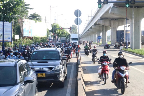 Dòng xe máy chạy ngược chiều trên đường Nguyễn Văn Bá (TP Thủ Đức) - Ảnh: TIẾN QUỐC Dòng xe máy chạy ngược chiều trên đường Nguyễn Văn Bá (TP Thủ Đức) - Ảnh: TIẾN QUỐC