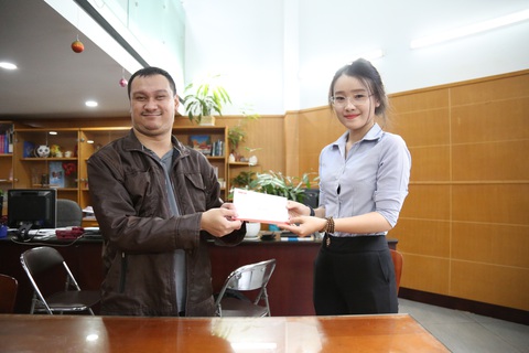 Chàng trai chuyên viên phần mềm ủng hộ cho nữ sinh "Học vì từng hơi thở của người má ung thư" - Ảnh 3. Đại diện báo Tuổi Trẻ gửi thư cảm ơn đến anh An.