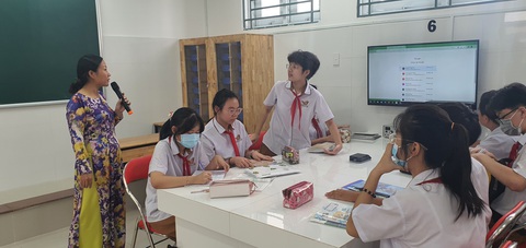 Tại sao TP.HCM yêu cầu giáo viên không được trả bài bất ngờ? - Ảnh 1. Một tiết học theo phương pháp mới ở Trường THCS Nguyễn Gia Thiều, quận Tân Bình, TP.HCM. TP đã đẩy mạnh việc đổi mới phương pháp giảng dạy từ lâu, năm học này tiếp tục đẩy mạnh đổi mới việc đánh giá học sinh. Trong đó, giáo viên không được trả bài bất ngờ - Ảnh: H.HG