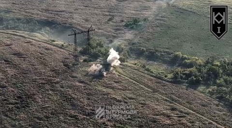 Ukraine tuyên bố tái chiếm làng Andriivka ở Donetsk, gây tổn thất đáng kể cho Nga ở phía nam - Ảnh 1. Hình ảnh đăng tải hôm 22-8 được cho là một xe bọc thép của Nga bị drone Ukraine tấn công gần làng Andriivka ở vùng Donetsk - Ảnh: REUTERS/Trung tâm báo chí lực lượng vũ trang Ukraine
