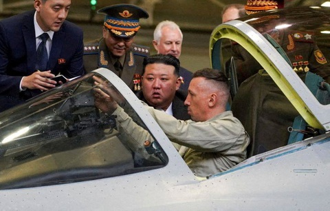 Ông Kim Jong Un thăm nhà máy sản xuất máy bay chiến đấu ở Nga - Ảnh 1. Ông Kim Jong Un quan sát quá trình lắp ráp cuối cùng của chiến đấu cơ Su-35 sáng 15-9 - Ảnh: REUTERS