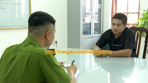 Tối muộn lên Zalo tìm khách đi taxi từ sân bay ra đến cao tốc thì cướp tài sản - Ảnh 1. Điều tra viên Công an TP Tam Điệp lấy lời khai của Nguyễn Phương Tín - Ảnh: Công an TP Tam Điệp