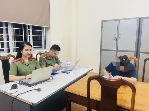 Phạt người phụ nữ thông tin sai sự thật về bữa ăn bán trú của học sinh - Ảnh 1. Cơ quan công an làm việc với chị N. (phải) - Ảnh: CACC
