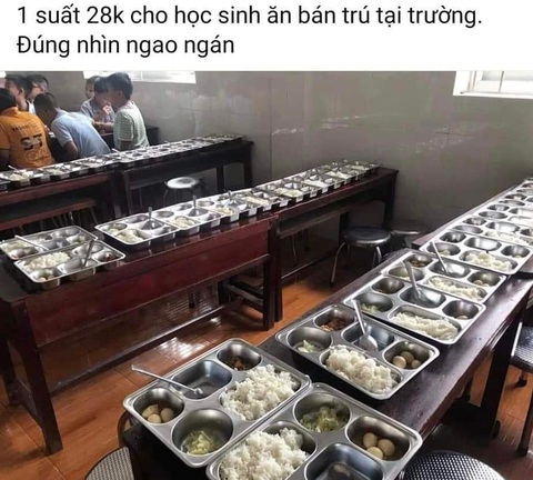 Phạt người phụ nữ thông tin sai sự thật về bữa ăn bán trú của học sinh - Ảnh 2. Bức ảnh bữa ăn bán trú chị N. đăng tải trên mạng xã hội - Ảnh: XMH