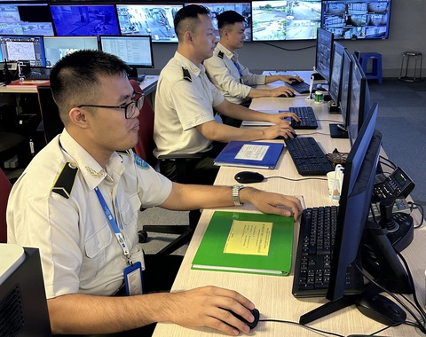Nữ hành khách ‘cầm nhầm’ ví tiền tại sân bay Nội Bài bị giữ tại Tân Sơn Nhất - Ảnh 1. Các nhân viên an ninh hàng không Nội Bài đã truy vết camera tìm được nữ hành khách "cầm nhầm" chiếc ví tại sân bay Nội Bài - Ảnh: NIA