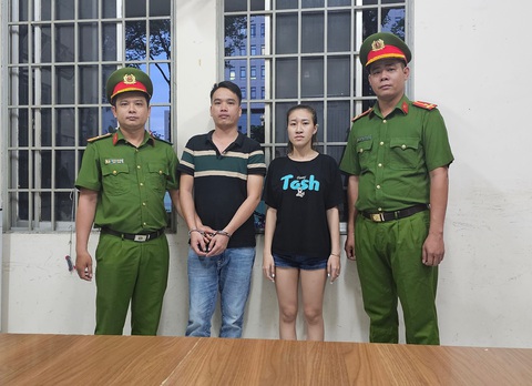 Công an TP.HCM triệt phá đường dây hoa hậu bán dâm 200 triệu/lượt - Ảnh 1. Nguyễn Thành Liêm (thứ hai từ trái qua) và Hà Thụy Vân Anh tại cơ quan công an - Ảnh: Công an cung cấp
