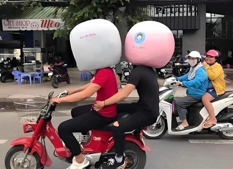 Ảnh vui 15-9: Bánh trung thu khuyến mãi - Mua 1 hộp được 4 cái - Ảnh 5. Bạn không ngại đội thì tôi không ngại nhìn.
