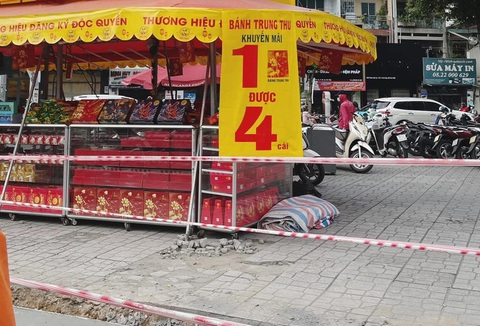 Ảnh vui 15-9: Bánh trung thu khuyến mãi - Mua 1 hộp được 4 cái - Ảnh 1. Mua bánh trung thu lúc này kiểu...