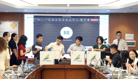 Thay đổi ở HĐQT Bamboo Airways, miễn nhiệm ba thành viên, bầu thêm một - Ảnh 1. Cổ đông bỏ phiếu thông qua việc miễn nhiệm, bầu bổ sung hội đồng quản trị Bamboo Airways - Ảnh: H.B.