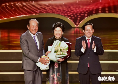 Nghệ sĩ Lệ Thủy được vinh danh Nghệ sĩ trọn đời vì cộng đồng trong giải Mai Vàng 2022 - Ảnh: T.T.D. Nghệ sĩ Lệ Thủy được vinh danh Nghệ sĩ trọn đời vì cộng đồng trong giải Mai Vàng 2022 - Ảnh: T.T.D.