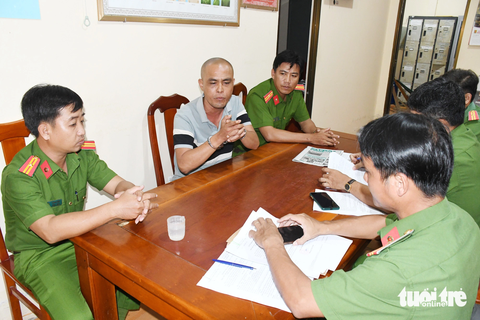 Khởi tố giám đốc tự chế công thức pha trộn làm phân bón giả - Ảnh 1. Công an làm việc với Kiều Xuân Cường - Ảnh: HỒ GIANG