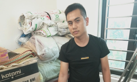 Công an Gia Lai bắt đường dây mua bán, tàng trữ vũ khí quân dụng - Ảnh 1. Nghi can Nguyễn Văn Vũ bán vũ khí tại nhà riêng. Ảnh: CAGL