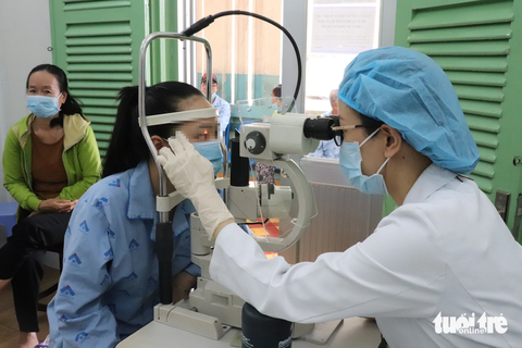Có phải đau mắt đỏ ở người lớn thường nặng hơn trẻ em? - Ảnh 1. Thăm khám mắt cho một bệnh nhân tại Bệnh viện Mắt TP.HCM - Ảnh: XUÂN MAI