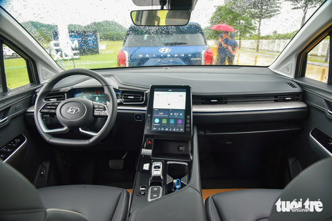 Hyundai Custin ra mắt Việt Nam: Giá từ dưới 1 tỉ khiến Kia Carnival phải dè chừng - Ảnh 6. Thiết kế khoang cabin khác biệt với những mẫu xe cùng nhà với màn hình dọc 10,4 inch, hỗ trợ Apple CarPlay/Android Auto - Ảnh: LÊ HOÀNG