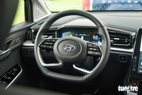 Hyundai Custin ra mắt Việt Nam: Giá từ dưới 1 tỉ khiến Kia Carnival phải dè chừng - Ảnh 7. Vô-lăng tương tự Tucson, tích hợp lẫy số. Màn hình LCD hiển thị thông tin như Accent. Nút bấm chuyển số dạng Santa Fe. Một số trang bị đáng chú ý khác có phanh đỗ điện tử, điều hòa tự động, đề nổ từ xa, đèn viền nội thất và 2 cửa sổ trời - Ảnh: LÊ HOÀNG