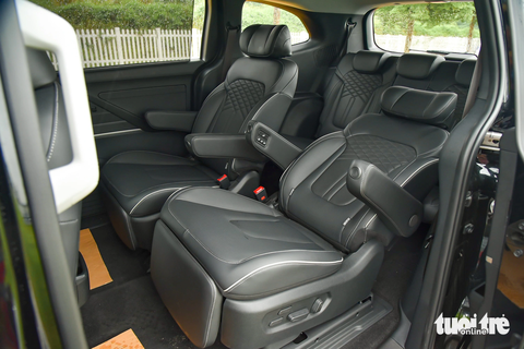 Hyundai Custin ra mắt Việt Nam: Giá từ dưới 1 tỉ khiến Kia Carnival phải dè chừng - Ảnh 9. Hai ghế cơ trưởng phía sau được thiết kế khá đặc biệt, với bệ đỡ bắp chân, tựa ôm đầu, điều chỉnh tựa lưng bằng nút bấm, có bàn nhỏ phía trước, tích hợp sưởi và làm mát cùng cửa sổ trời lớn bố trí ngay phía trên đầu - Ảnh: LÊ HOÀNG