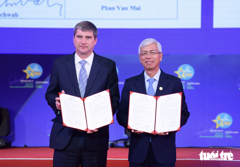 Diễn đàn Kinh tế thế giới hợp tác cùng TP.HCM tăng trưởng xanh - Ảnh 1. Ông Jeremy Jurgens, giám đốc điều hành Diễn đàn Kinh tế thế giới (WEF) và Phó chủ tịch UBND TP.HCM Võ Văn Hoan cùng bản Tuyên bố chung - Ảnh: QUANG ĐỊNH