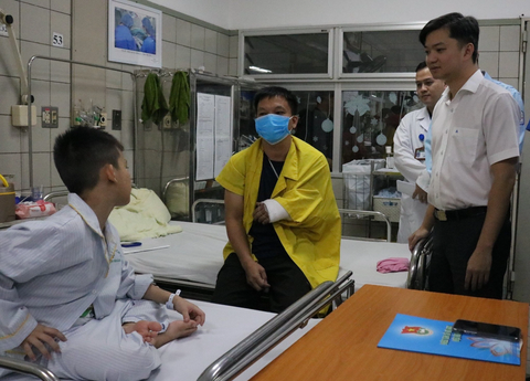 Anh Nguyễn Minh Triết thăm hỏi thanh thiếu nhi nạn nhân vụ cháy chung cư mini - Ảnh 1. Anh Nguyễn Minh Triết - bí thư Trung ương Đoàn, chủ tịch Trung ương Hội Sinh viên Việt Nam - thăm hỏi các em nhỏ là nạn nhân vụ cháy chung cư mini đang điều trị tại Trung tâm nhi khoa của Bệnh viện Bạch Mai - Ảnh: HÀ THANH