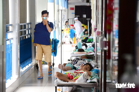 CHẤN THƯƠNG CHỈNH HÌNH - Ảnh 5. Hành lang bệnh viện cũng được tận dụng đặt các giường để bệnh nhân nằm tạm, tình trạng quá tải thường xuyên xảy ra - Ảnh: DUYÊN PHAN