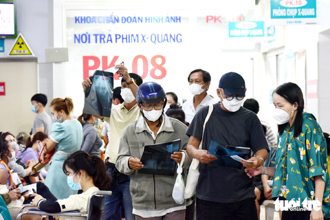 CHẤN THƯƠNG CHỈNH HÌNH - Ảnh 6. Vào những ngày cuối tuần bệnh viện vẫn rất đông bệnh nhân đến khám. Đại diện bệnh viện cho biết nếu đến khám vào các ngày đầu tuần thì hầu như không còn chỗ đứng - Ảnh: DUYÊN PHAN