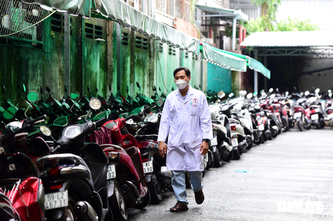 CHẤN THƯƠNG CHỈNH HÌNH - Ảnh 11. Bệnh viện không có bãi xe cho nhân viên, phải thuê nhà dân bên ngoài và xin để nhờ phần đất của Bệnh viện Bệnh nhiệt đới TP.HCM. Tuy nhiên, phương án này chỉ đáp ứng một phần rất nhỏ nhu cầu thực tế - Ảnh: DUYÊN PHAN