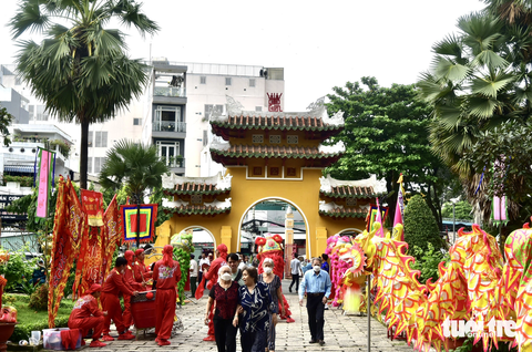Đoàn lân sư rồng đón khách từ cổng tam quan - Ảnh: T.T.D. Đoàn lân sư rồng đón khách từ cổng tam quan - Ảnh: T.T.D.