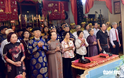 Trưởng ban tế lễ đọc kinh văn tế lễ - Ảnh: T.T.D. Trưởng ban tế lễ đọc kinh văn tế lễ - Ảnh: T.T.D.
