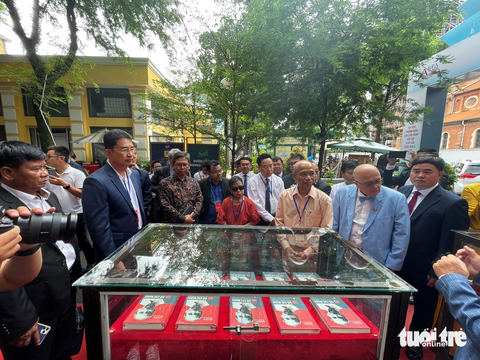 Triển lãm sách về Chủ tịch Hồ Chí Minh và các đồng chí lãnh đạo Đảng, Nhà nước - Ảnh 1. Đoàn đại biểu lắng nghe phần thuyết trình về cuốn sách "Hồ Chí Minh biên niên tiểu sử" - Ảnh: THÁI THÁI