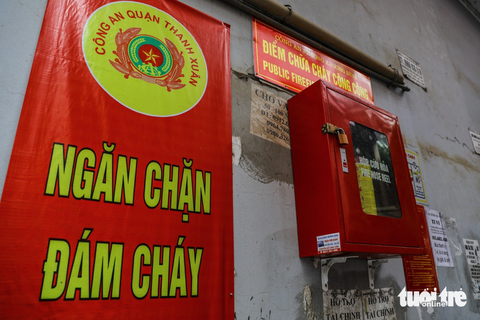 Hà Nội tổng kiểm tra toàn bộ chung cư mini, nhà trọ trong 45 ngày sau vụ cháy làm chết 56 người - Ảnh 1. Một điểm chữa cháy công cộng tại quận Thanh Xuân nhưng hộp chứa bình cứu hỏa lại được khóa chặt - Ảnh: DANH KHANG