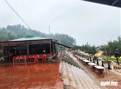 Hàng chục ki ốt án ngự trước bãi biển nổi tiếng nhất Hà Tĩnh sẽ được giải tỏa - Ảnh 2. Những ki ốt này đã tồn tại ở bãi biển Thiên Cầm suốt 10 năm qua - Ảnh: LÊ MINH