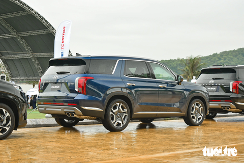 Hyundai Palisade 2023 ra mắt với giá thấp bất ngờ - Ảnh 4. Xe có kích thước dài x rộng x cao lần lượt 4.995 x 1.975 x 1.785 (mm), chiều dài cơ sở 2.900mm, khoảng sáng gầm xe là 203mm. Kích thước này nhỏ hơn đối thủ Ford Explorer một chút. Hai tùy chọn mâm 18 inch và 20 inch tùy từng phiên bản - Ảnh: LÊ HOÀNG