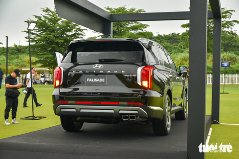 Hyundai Palisade 2023 ra mắt với giá thấp bất ngờ - Ảnh 8. Hyundai Palisade được trang bị động cơ dầu R 2.2L cho công suất tối đa 200 mã lực cùng mô-men xoắn cực đại 440 Nm, kết hợp cùng hộp số tự động 8 cấp và hệ dẫn động 4 bánh. Xe sở hữu 4 chế độ lái bao gồm: Eco, Comfort, Sport và Smart. Xe có hệ thống an toàn chủ động SmartSense với nhiều tính năng nổi bật như hệ thống giữ làn đường, phòng chống va chạm phía trước, Smart Cruise Control, cảnh báo người lái xe mất tập trung, hỗ trợ đỗ xe chủ động, hệ thống giám sát và phòng tránh va chạm điểm mù - Ảnh: LÊ HOÀNG