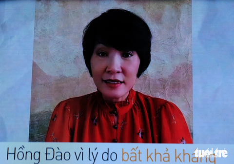 Nghệ sĩ Hồng Đào trong clip thực hiện từ Mỹ bày tỏ vì lý do sức khỏe không thể về tham gia vở Bông cánh cò - Ảnh chụp màn hình: LINH ĐOAN Nghệ sĩ Hồng Đào trong clip thực hiện từ Mỹ bày tỏ vì lý do sức khỏe không thể về tham gia vở Bông cánh cò - Ảnh chụp màn hình: LINH ĐOAN