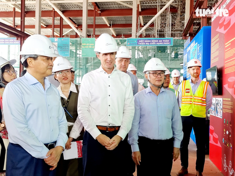 Phó thủ tướng Lê Minh Khái (ngoài cùng bên trái) cùng lãnh đạo tỉnh Bình Dương và các đại biểu nghe báo cáo tiến độ dự án FDI hơn 1 tỷ USD tại khu công nghiệp VSIP 3 - Ảnh: BÁ SƠN Phó thủ tướng Lê Minh Khái (bìa trái) cùng lãnh đạo tỉnh Bình Dương và các đại biểu nghe báo cáo tiến độ dự án FDI hơn 1 tỉ USD tại Khu công nghiệp VSIP 3 - Ảnh: BÁ SƠN